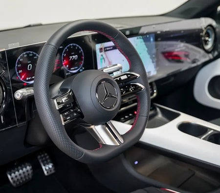 Schwarz Mercedes Benz CLA 200 2027