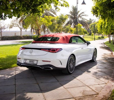 Bianca Mercedes Benz CLE 200 AMG Convertible 2025