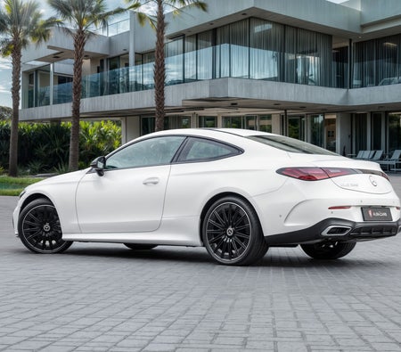Bianca Mercedes Benz CLE 200 2025