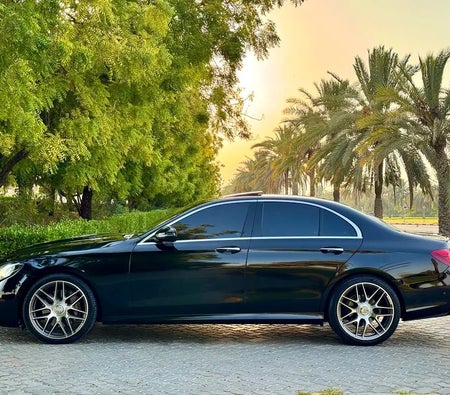 Schwarz Mercedes Benz E 300 4matic 2017