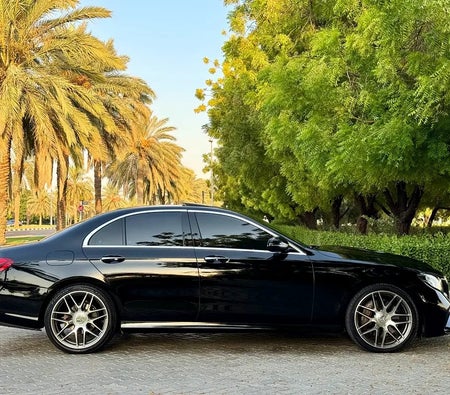 Schwarz Mercedes Benz E 300 4matic 2017