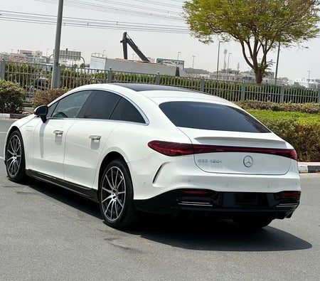 White Mercedes Benz EQS 2023