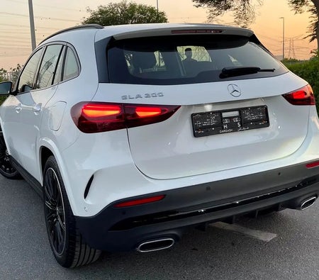 White Mercedes Benz GLA 200 2025