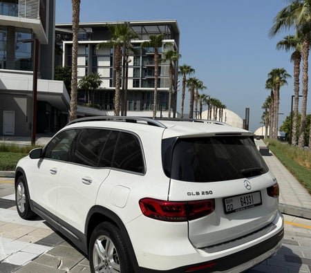 Weiß Mercedes Benz GLB 250 4MATIC 2022