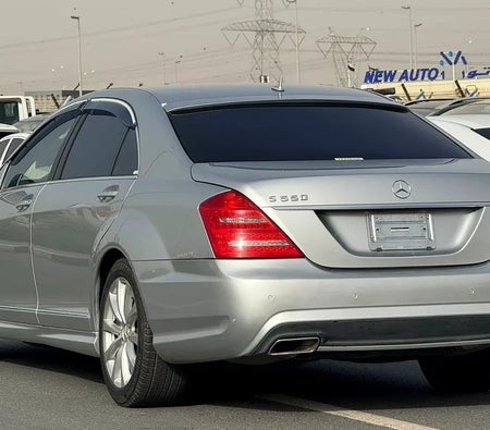 Silver Mercedes Benz S550 2010
