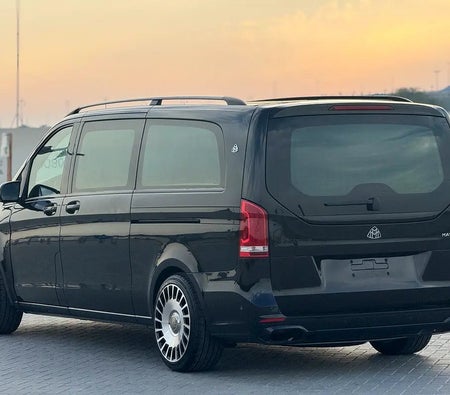 Черный Mercedes Benz V250 2023 год