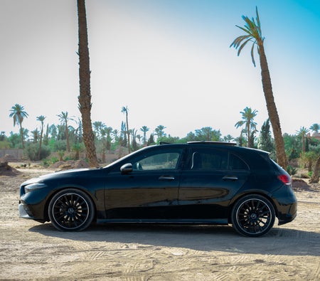 Schwarz Mercedes Benz Eine Klasse 2023