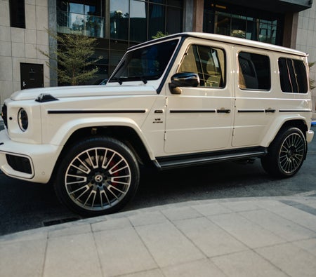 أبيض مرسيدس بنز G63 إيه إم جي 2025 أبيض مرسيدس بنز G63 إيه إم جي 2025