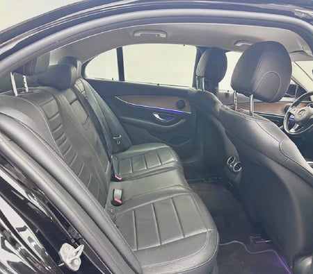 Schwarz Mercedes Benz E220d 2017