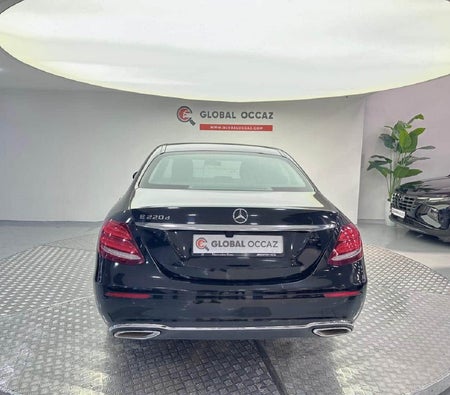 Schwarz Mercedes Benz E220d 2017