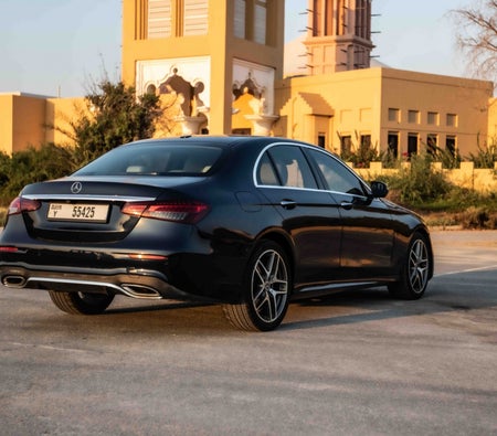 Черный Mercedes Benz E350 2021 год Черный Mercedes Benz E350 2021 год