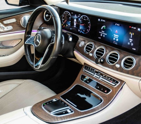 Черный Mercedes Benz E350 2021 год Черный Mercedes Benz E350 2021 год
