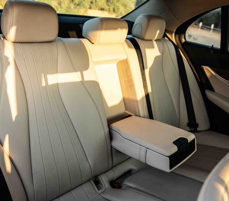 Черный Mercedes Benz E350 2021 год Черный Mercedes Benz E350 2021 год