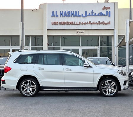 White Mercedes Benz GL 500 2015