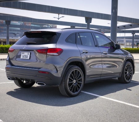 Серый Mercedes Benz GLA 250 2024 год Серый Mercedes Benz GLA 250 2024 год