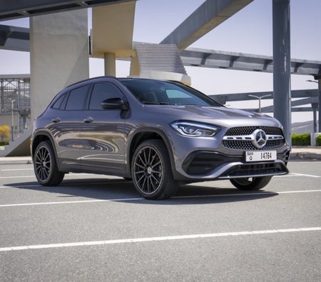 Серый Mercedes Benz GLA 250 2024 год Серый Mercedes Benz GLA 250 2024 год
