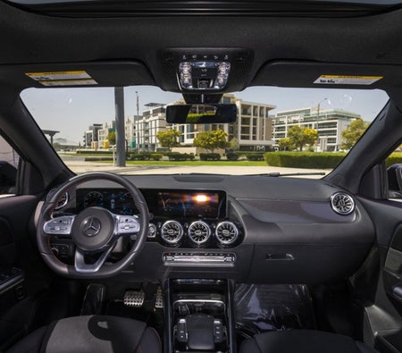 Серый Mercedes Benz GLA 250 2024 год Серый Mercedes Benz GLA 250 2024 год