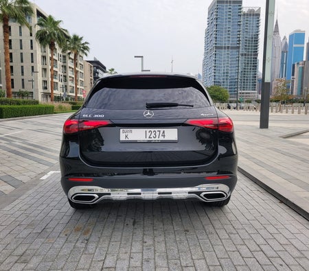 Черный Mercedes Benz GLC 300 2024 год