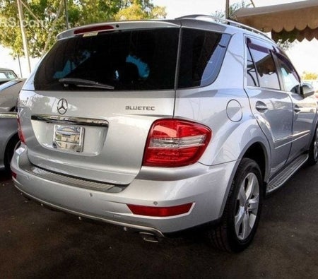Silber Mercedes Benz ML350 2010