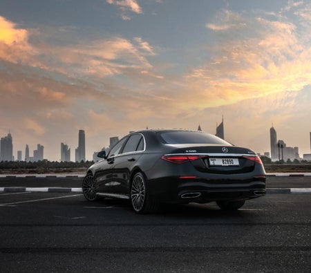 Черный Mercedes Benz S500 2023 год