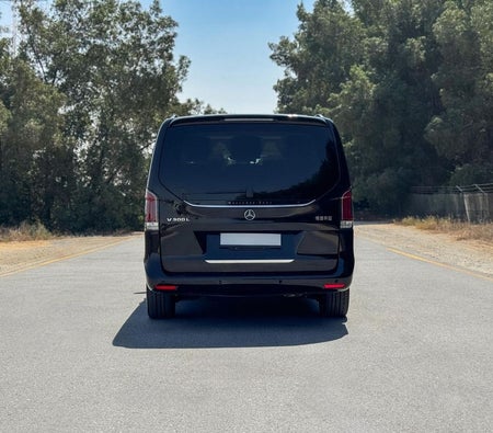 Black Mercedes Benz Viano 2024