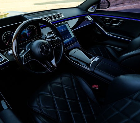 Black Mercedes Maybach S580 Maybach 2024