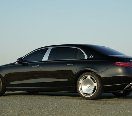 Black Mercedes Maybach S580 Maybach 2024
