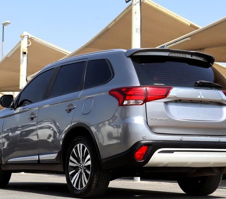D'argento Mitsubishi Outlander MIDLINE 2022