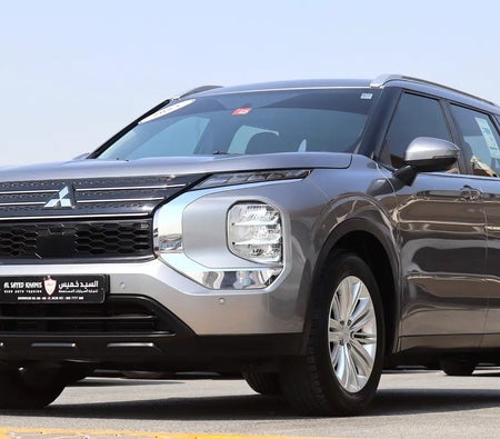 Серый Mitsubishi Outlander MIDLINE 2023 год