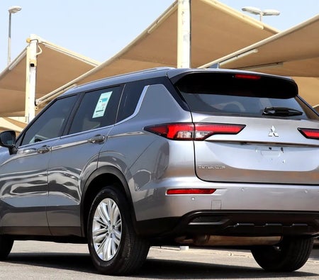 Серый Mitsubishi Outlander MIDLINE 2023 год