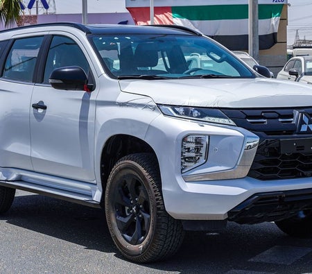 Белый Mitsubishi Montero Sport 2025 год Белый Mitsubishi Montero Sport 2025 год
