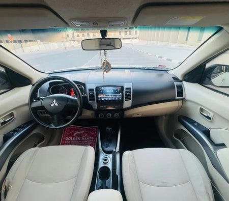 White Mitsubishi Outlander 2012