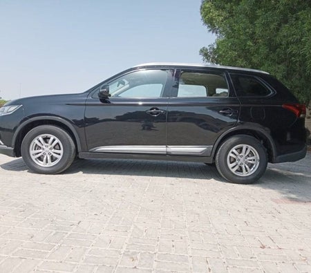 Black Mitsubishi Outlander 2016