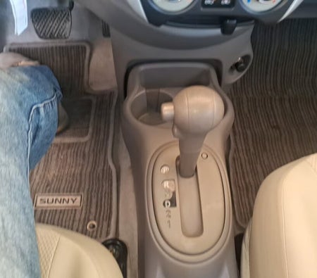 D'argento Nissan Sunny SV 2022 D'argento Nissan Sunny SV 2022