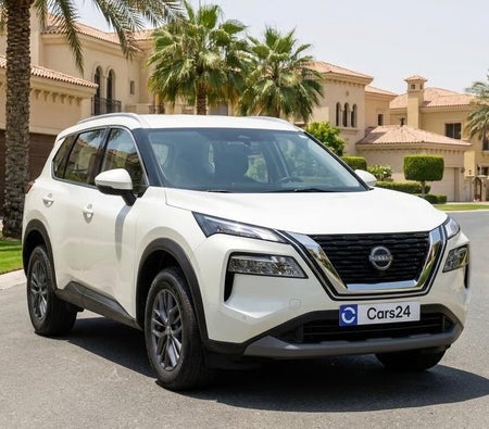 Белый Nissan XTrail S 2024 год Белый Nissan XTrail S 2024 год