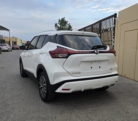 White Nissan Kicks SV 2021