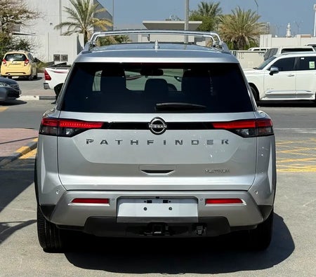 Silber Nissan Pathfinder Platinum 2022