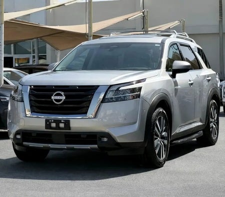 Silber Nissan Pathfinder Platinum 2022