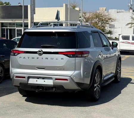 Silber Nissan Pathfinder Platinum 2022