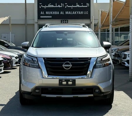Silber Nissan Pathfinder Platinum 2022