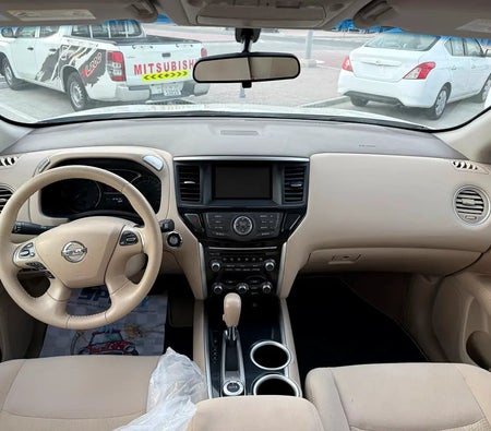 White Nissan Pathfinder S 2014