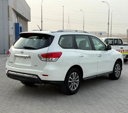 White Nissan Pathfinder S 2014