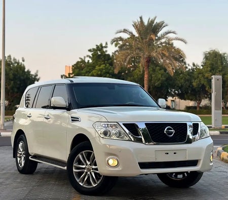 Weiß Nissan Patrol LE Platinum 2011 Weiß Nissan Patrol LE Platinum 2011