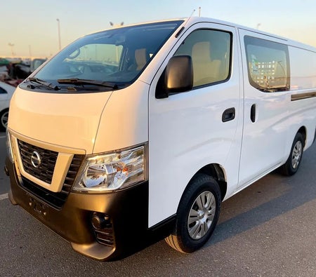 Белый Nissan Urvan 2020 год Белый Nissan Urvan 2020 год