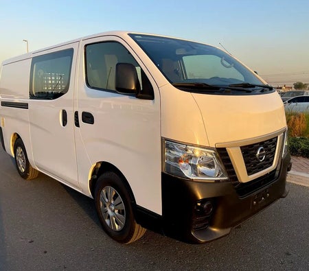 Белый Nissan Urvan 2020 год