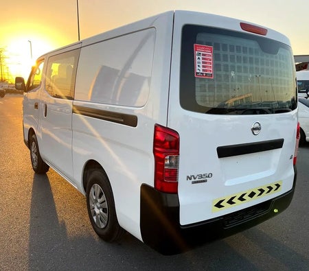 Белый Nissan Urvan 2020 год Белый Nissan Urvan 2020 год