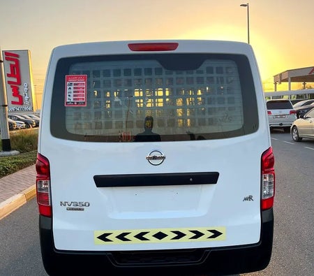 Белый Nissan Urvan 2020 год Белый Nissan Urvan 2020 год