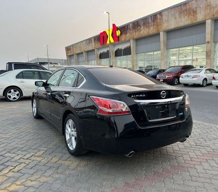 Black Nissan Altima 2015