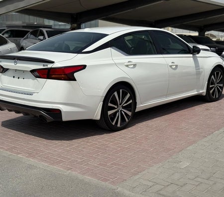 White Nissan Altima 2022