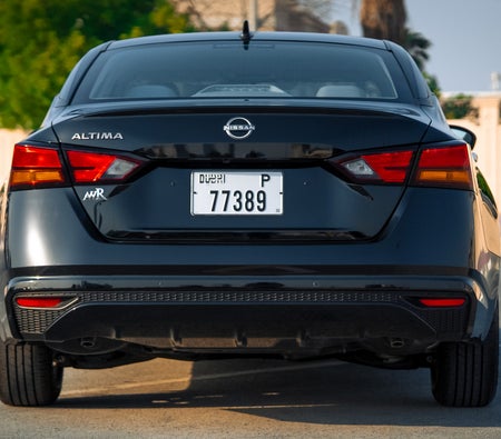 Black Nissan Altima 2024